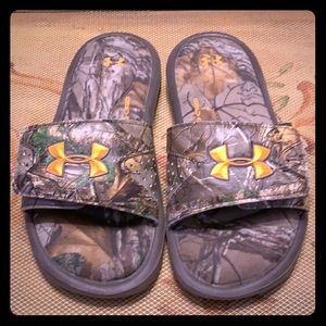 Boys Under Armour slides size 3Y